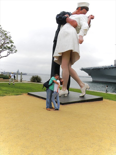 217-Памятник целующимся матросу и медсестре, Сан-Диего